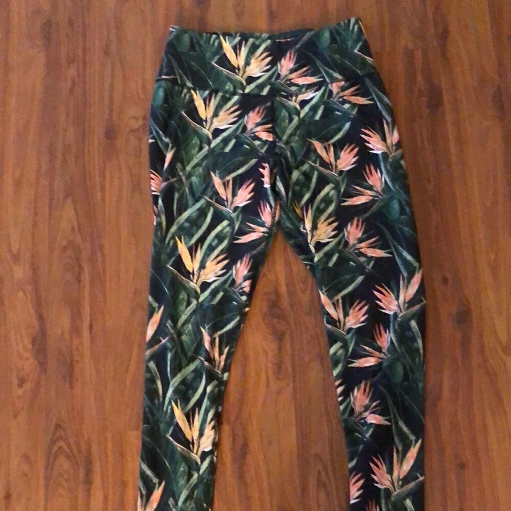 BCBG Floral Hawaiian style exercise leggings size l
